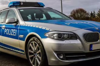 Zeugen nach Verkehrsunfallflucht mit verletzter Frau