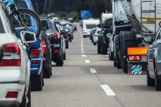 Nutzen der Rettungsgasse mit anschlie&szlig;ender Fahrerfeststellung