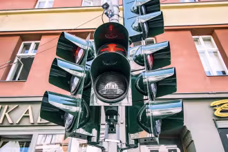 Verkehrsschild und Ampel an der Kreuzung Josefstaler und Kohlenstra&szlig;e bei Verkehrsunfall besch&auml;digt