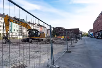 Unbekannte treten Bauzaun gegen Pkw