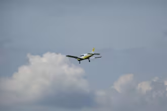 Nach Kunstflug eines wei&szlig;en Motorflugzeugs &uuml;ber Bostalsee - Polizei sucht Zeugen