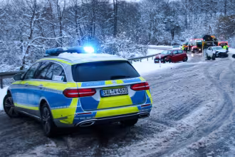 Zwei schwere Unf&auml;lle auf Schneebedeckter Landstra&szlig;e 124 bei Wiebelskirchen