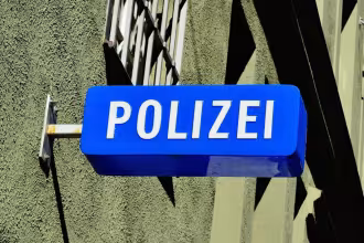 Mit heruntergelassener Hose und blankem Hintern durch die Neunkircher Bahnhofstra&szlig;e
