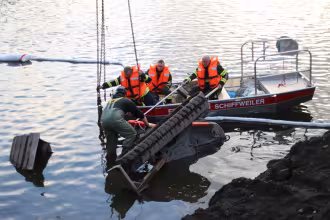 Bagger landet in Itzenplitzer-Weiher