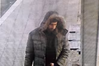 Polizei sucht Sexualstraft&auml;ter der vor Kindern an Glied herum spielt