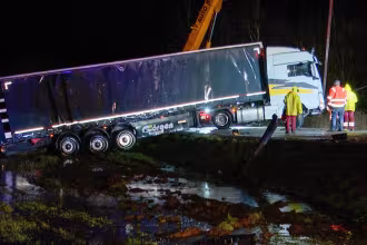 Pkw geriet unter Sattelzug auf L 149