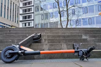 e-Sooter auf der Seite liegend.