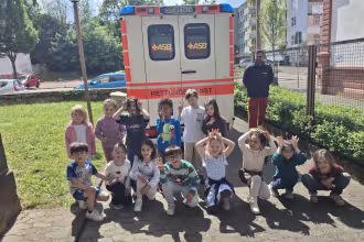 PM: Der ASB besuchte die Kita Luitpold mit dem Krankenwagen