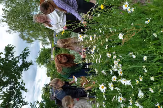 Kr&auml;uterduft aus der Biosph&auml;re begeistert Jung und Alt: Workshop in Blieskastel verbindet Naturerlebnis, Wissen &uuml;ber Heilpflanzen und regionalen Genuss