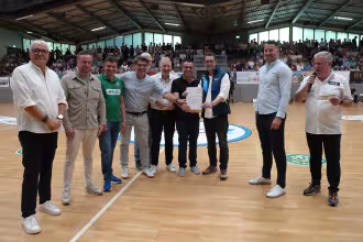 Presseinfo - Gro&szlig;investition in die Zukunft des Ehrenamts und Spitzensports: Einer der ersten LED-Glassportboden Europas f&uuml;r die Stadtgartenhalle