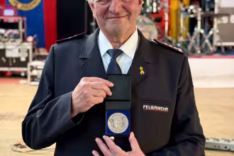 mit der Bitte um Ver&ouml;ffentlichung - Verleihung der Ehrenmedaille